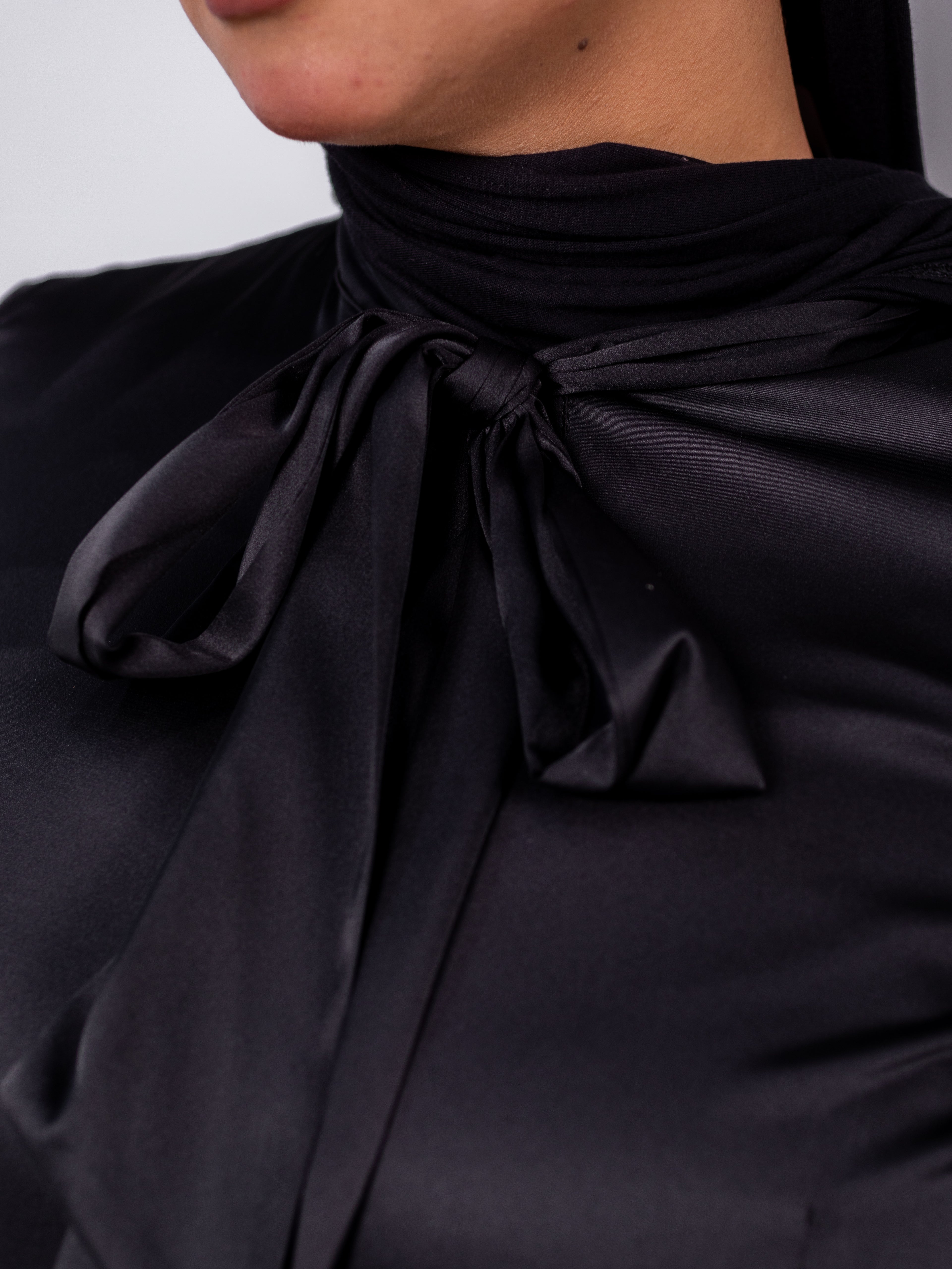 بلوزة من الساتان